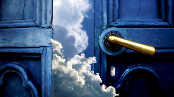 Открытая дверь