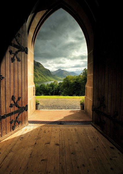 Открытая дверь