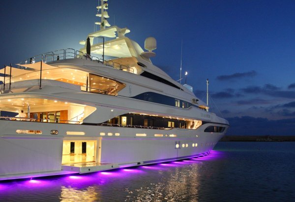 Яхта Luxury Yacht
