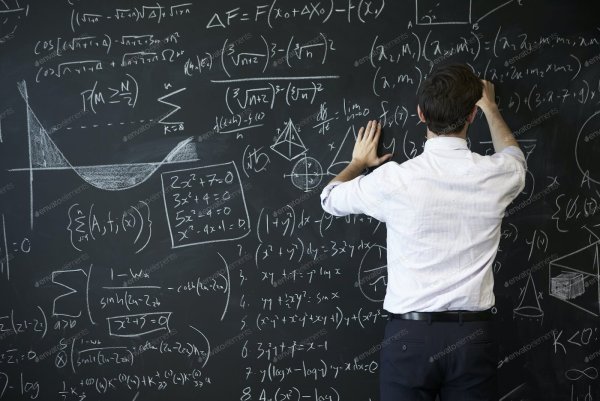 Человек на фоне доски