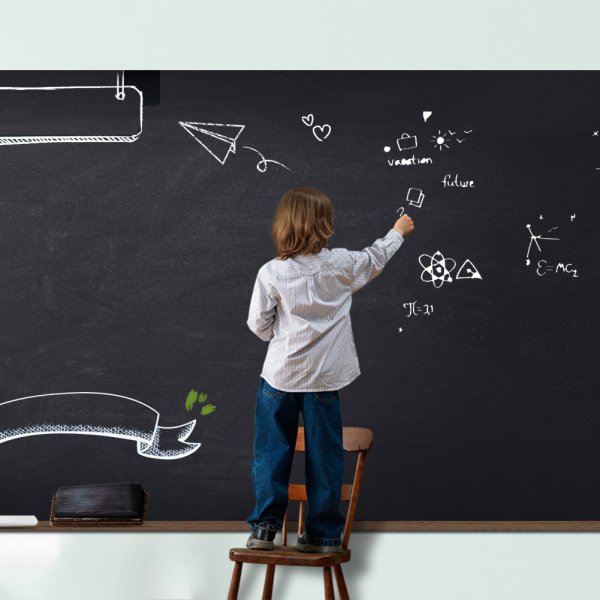 Школьная доска с мелками