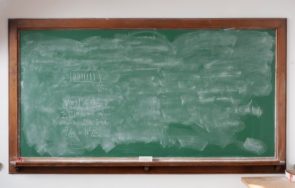 Школьная доска на стене