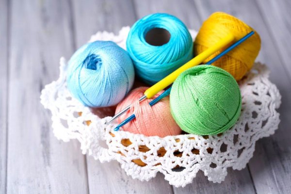 Клубок ниток и крючок