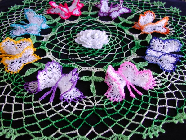 Вязаные салфетки с бабочками