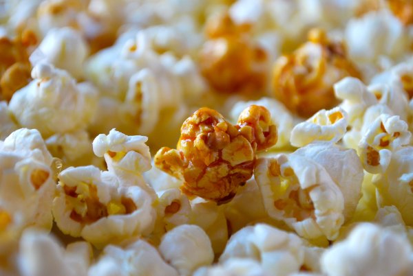 Много попкорна