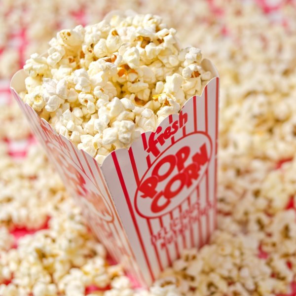 Много попкорна