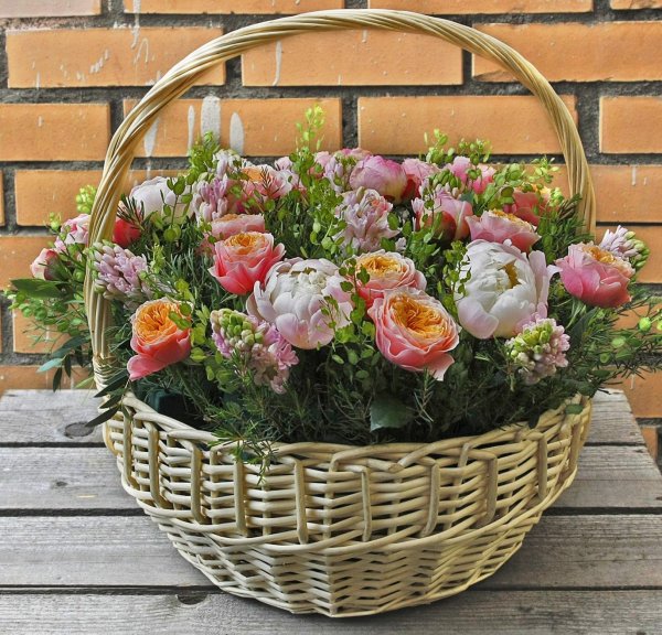 Красивая корзина цветов