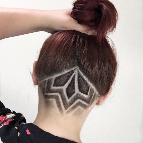 Красная стрижка с выбритым затылком