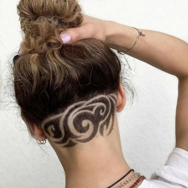 Пучок с выбритым затылком