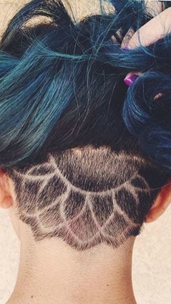 Цветные волосы на затылке