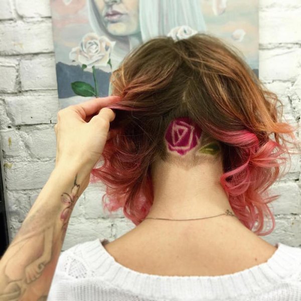 Рисунок на голове девушке сзади