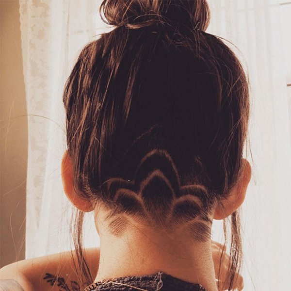 Короткая стрижка с выбритым затылком треугольником