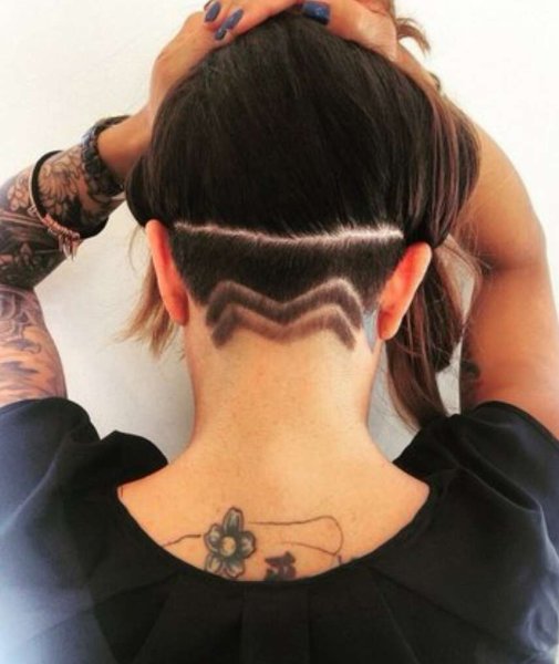 Выбритый затылок у девушек