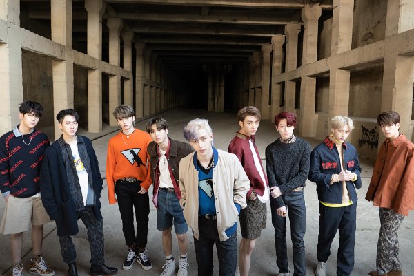 Группа Stray Kids