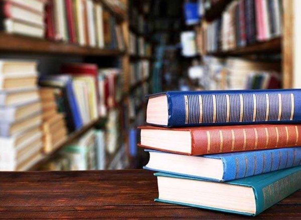 Стопка книг в библиотеке