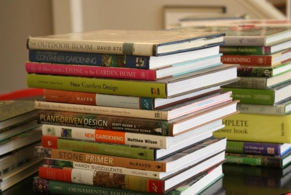 Большая стопка книг
