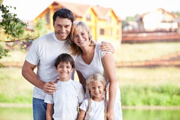 Счастливая семья с малышом