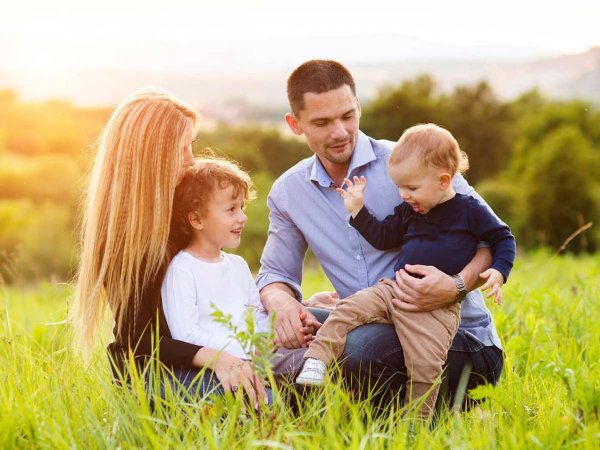 Счастливые дети и родители