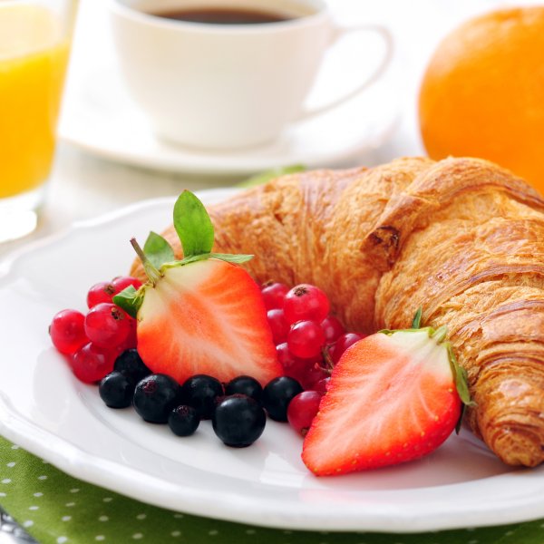Круассан с фруктами