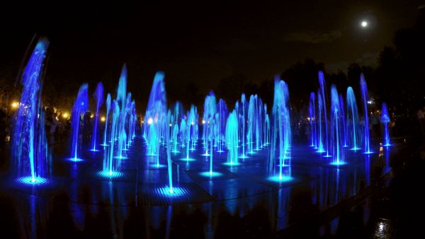 Алексеевка Центральный парк фонтаны цветные