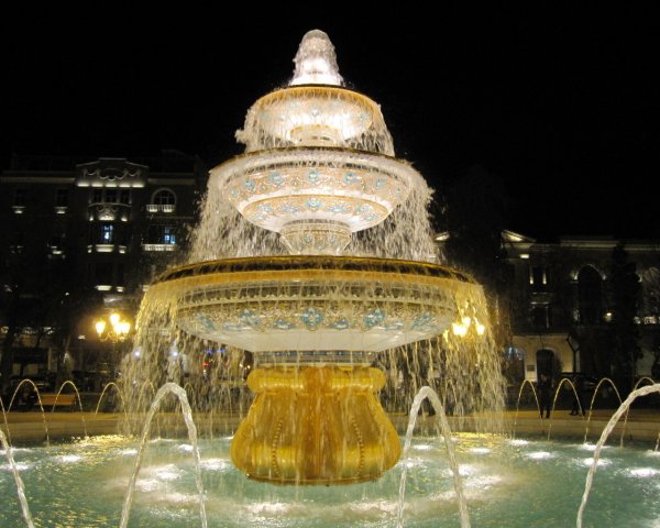 Необычные ночные фонтаны