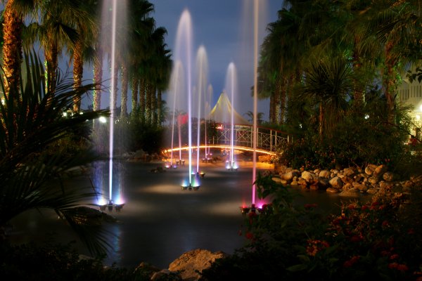 Красивые ночные фонтаны