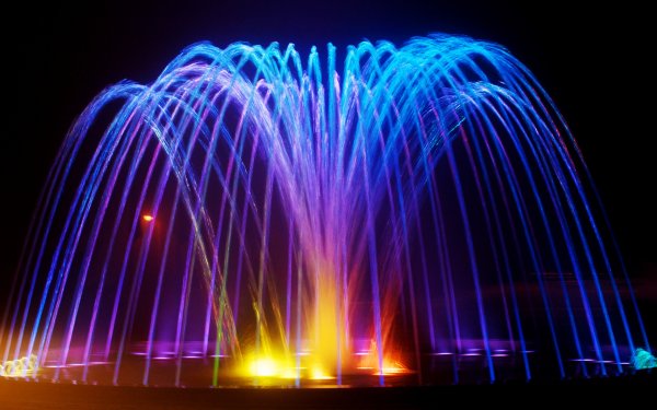 Разноцветные фонтаны