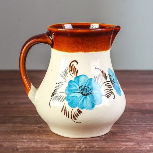 Кувшин с тонким горлышком