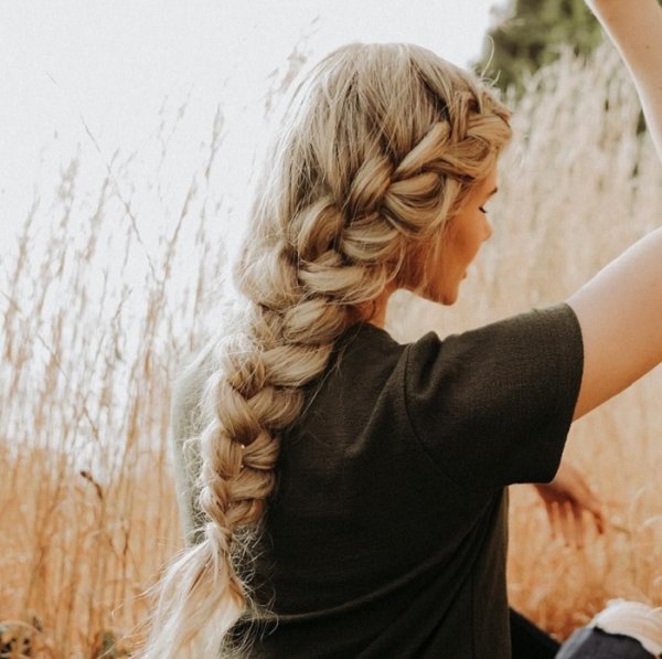 Девочка с косичками