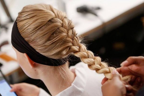 Прическа с колосками на средние волосы