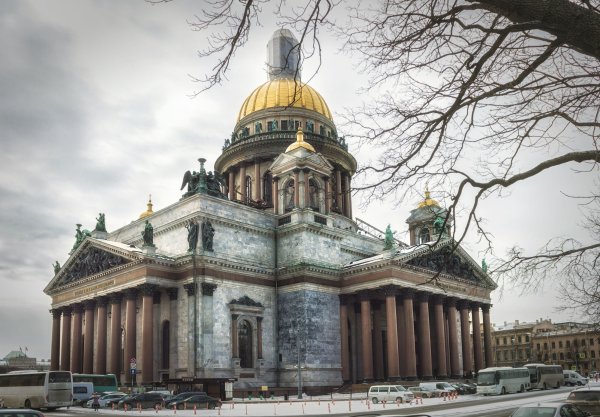 Атланты Исаакиевского собора