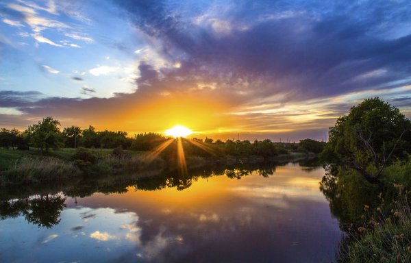 Рассвет на реке