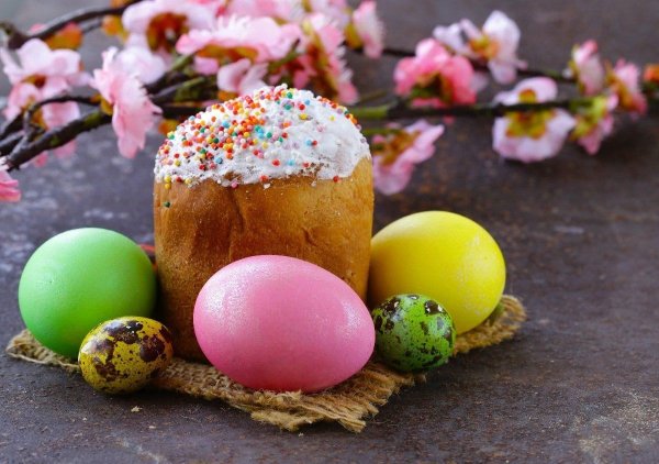 Пасхальные яйца и куличи