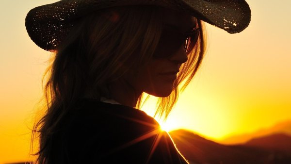 Девушка в шляпке