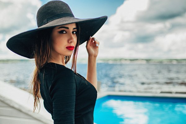 Девушка в шляпе