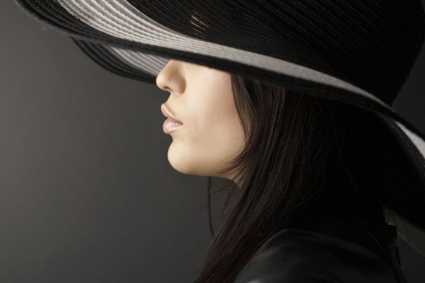 Девушка в шляпе в профиль