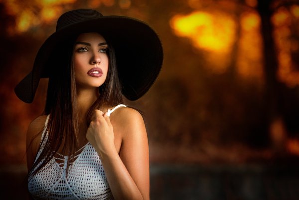 Девушка в шляпе