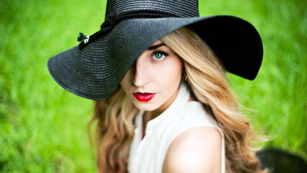 Девушка в шляпе