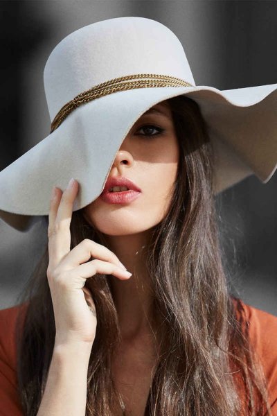 Девушка в шляпе