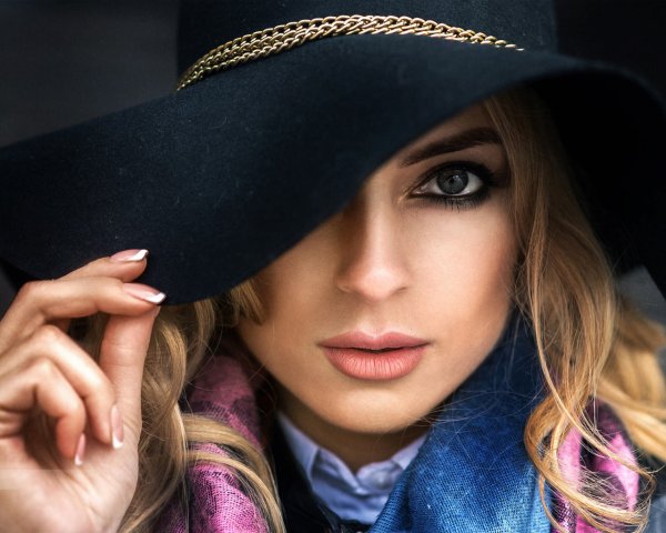 Брюнетка в шляпе