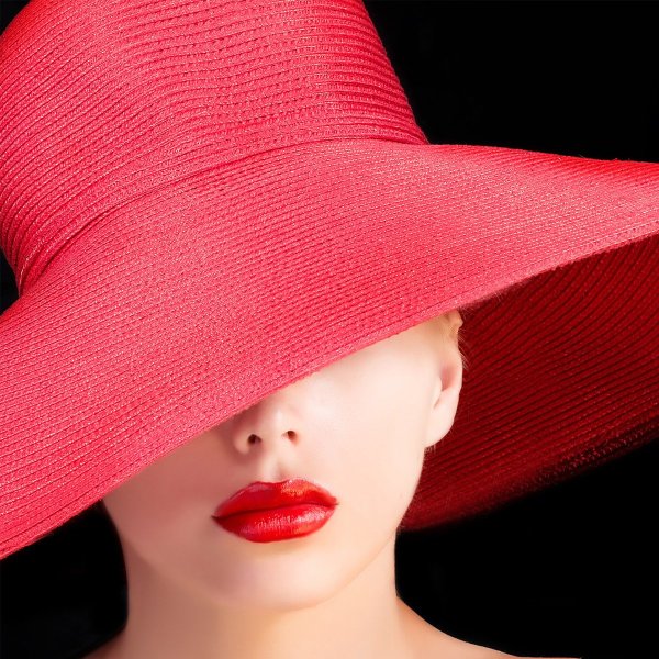 Красивая женщина в шляпе