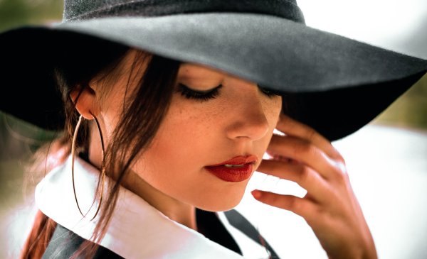 Девушка в шляпке