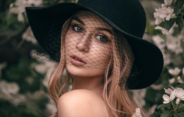Девушка в шляпе