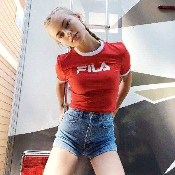 Fila девушка