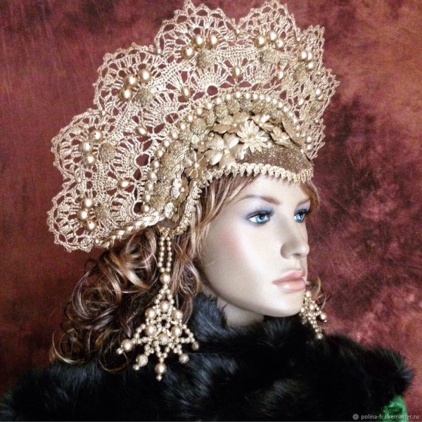 Полякова в кокошнике