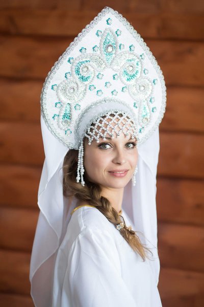 Полякова в кокошнике