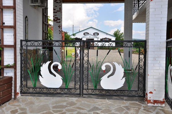 Кованые лебеди на ворота