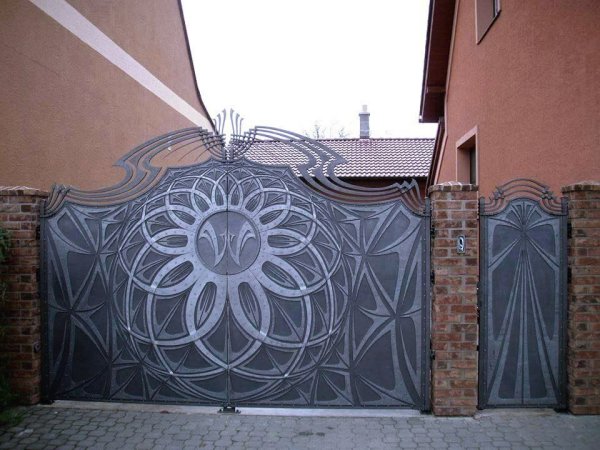 Орнамент на воротах