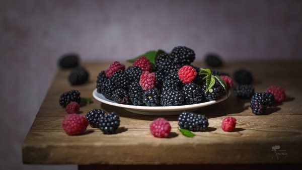 Ягоды малина ежевика