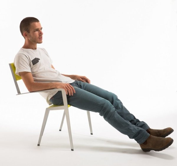 Человек на стуле